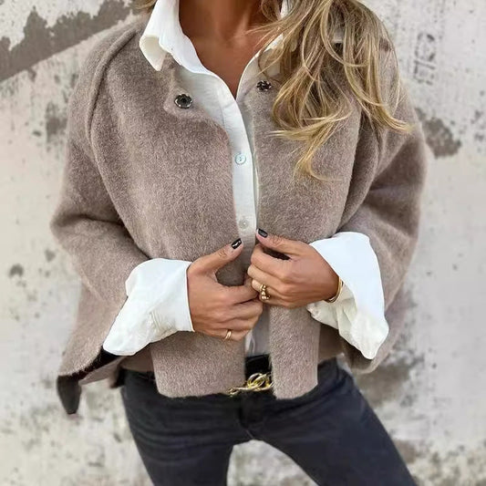 Krótka kurtka z eleganckimi rozszerzanymi rękawami